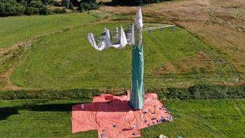 Ist Künstler Christo auferstanden? 17 Hochspannungsmasten werden verhüllt