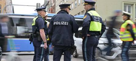 500 Beamte führen Großrazzia in Innenstadt durch – zentrale Straße gesperrt