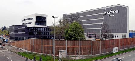 Markanter Neubau: Das Dayton-Büroquartier an der B17 wächst