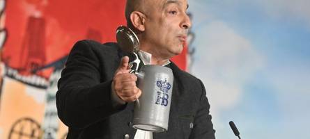 Wie Django Asül beim Maibockanstich über Markus Söder spottet