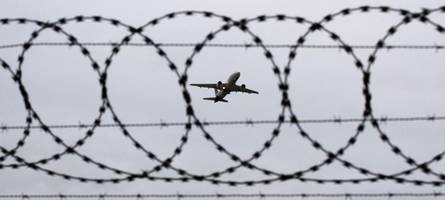 tränen und leere stühle: wie eine abschiebung nicht nur die betroffene familie trifft