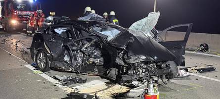 tödlicher unfall auf der a9: 21-jähriger auf gegenfahrbahn geschleudert und überrollt