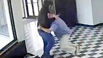 video zeigt heldentat: schulleiter überwältigt amokläufer