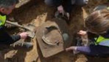 Archäologische Funde: Jahrtausendealte Bronzekessel in Schaalby entdeckt