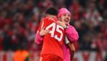 Champions League: Extravagantes Outfit: Bayern-Youngster Karl ganz in Pink