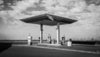 tankrabatt: kritik am tankrabatt: braucht es eine Übergewinnsteuer?