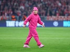 Ballack stört sich an Karl: Feierndes Bayern-Talent sorgt mit schrillem CL-Outfit für Aufsehen