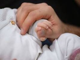 frauen nutzen es öfter: zahl der elterngeldbezieher geht viertes jahr in folge zurück