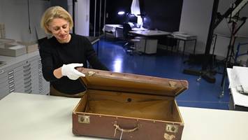 Ein Koffer erzählt von Flucht, Verlust und langem Schweigen