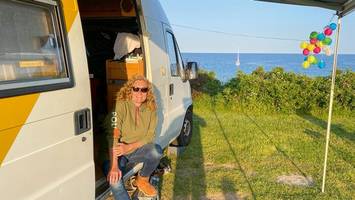 bettina tietjen packt schrille campinggeschichten aus –  „unten ohne am grill“