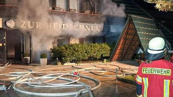 feuer in beliebtem heide-hotel: drei menschen schwer verletzt