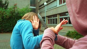 mädchen (13) auf schulweg überfallen: täter hält opfer den mund zu