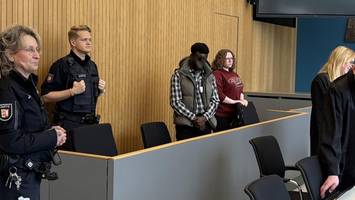 Psychisch kranker Vater wirft weinende Tochter (1) auf die Straße