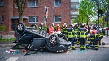 auto landet auf dem dach – fahrer nach unfall schwer verletzt eingeklemmt
