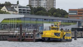 Person fällt am Dockland in die Elbe – und wird von Zollboot rausgefischt