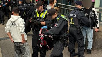 Waffenkontrolle Berliner Tor: Polizei macht bei 15-Jährigem erschreckenden Fund