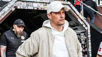 Es geht um diese Saison: St.-Pauli-Sportchef mit Job-Ansage für Trainer Blessin