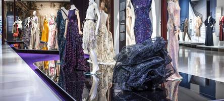 ein catwalk durch die geschichte von talbot runhof: celebrating fashion“ im textilmuseum augsburg