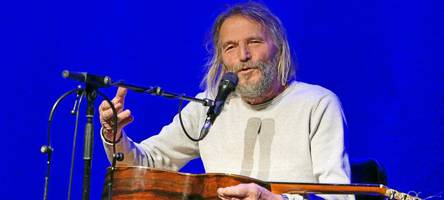 „jetzt sing endlich mal!“, schallt es hans söllner entgegen