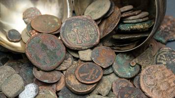 „Bizarr – so etwas kenne ich noch nicht“: Hobby-Schatzsucher entdeckt ungewöhnliche Münze