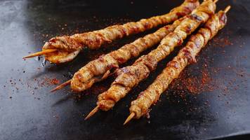 1700 Euro für einen Grillspieß: Straßenverkäufer nach Betrug an Touristin festgenommen