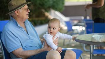 wollte sie nicht mehr hergeben: charles wird mit 91 erstmals opa und stellt neuen rekord auf