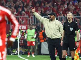 aktuelles lexikon: den vogel zeigen