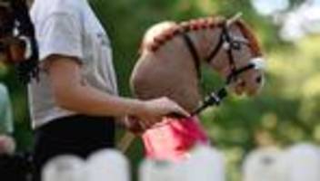 ein steckenpferd: sport-event der anderen art: hobby horse-messe in eisenberg