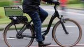 Fahrradunfall: Radfahrer stoßen zusammen: 82-Jähriger schwer verletzt