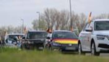 Fahrt über Bundesstraßen: Autokonvoi gegen hohe Spritpreise rollt Richtung Berlin