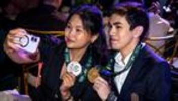 schach-kandidatenturnier: wie schachgroßmeister feiern