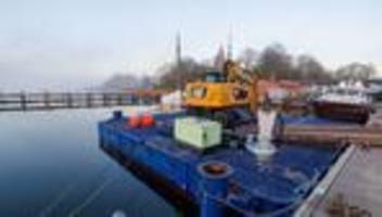 Walrettung: Schwimmbagger unterwegs aus Hafen zum Wal