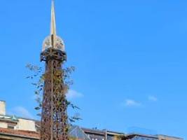 Bestohlene mit Appell an Dieb: Unbekannte klauen vier Meter hohen Eiffelturm in Tübingen