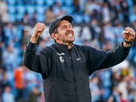 Ganz verliebt in Julian Schuster: Umjubelter Trainer macht Freiburg so erfolgreich wie nie zuvor