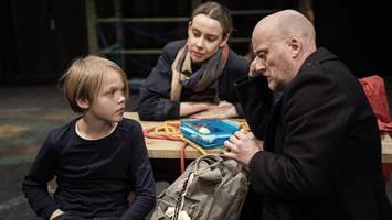 Spielende Kinder und traurige Erwachsene: „11 ÅR“ (11 Jahre)