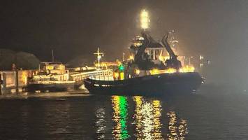 havarie in der nacht: binnenschiff rammt anleger und treibt auf der elbe