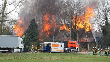 Infernalisches Großfeuer zerstört Reetdachhaus: Polizei findet die Ursache