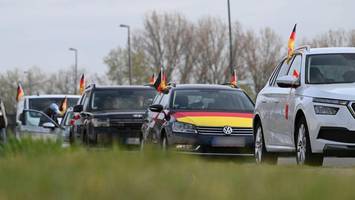 protest gegen hohe spritpreise: autokonvoi rollt von ostfriesland nach berlin