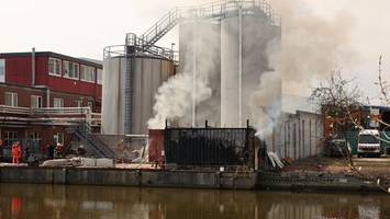 Rauchwolke über Wilhelmsburg: Feuerwehr kämpft gegen Flammen