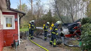 Rentnerin verschanzt sich bei Feuer in Holzhaus: Retter holen sie heraus