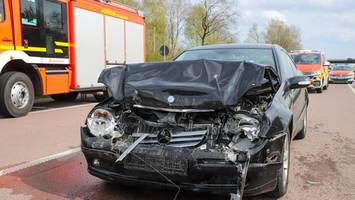 Unfall auf A23: Mercedes kracht in Stauende - Fahrbahn muss gesperrt werden