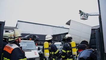 Feuer in Autowerkstatt in Billbrook – kurz danach brennt es auf Friedhof