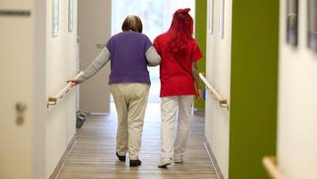 gewalt in der pflege: heimbetreiber schickt „schwester rabiata“ in rente