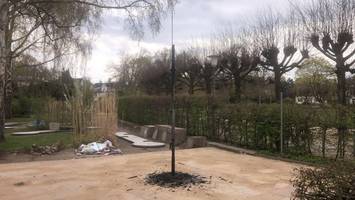 Minigolfplatz am Schillerufer: Unbekannte zünden Feuer auf neuer Terrasse an