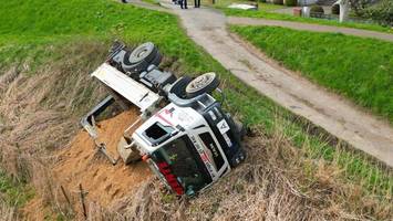 navi zu sehr vertraut? fahrer legt kieslaster am deich auf die seite
