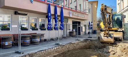 bewegung am stadtmarkt: neue baustelle vor der marktgaststätte, neues café legt los