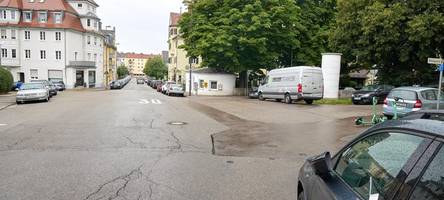 Für Fußgänger soll es an dieser Stelle in Augsburg sicherer werden – doch das kostet Parkplätze