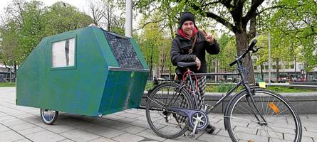 „für mich ist das der jackpot“: straßenmusiker muffin lebt jetzt in diesem mini-wohnwagen