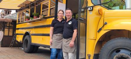 Ikonischer Hingucker: Neuburger Ehepaar hat US-Schulbus zu einem Foodtruck umgebaut