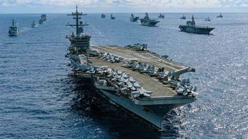 Eine Haut aus 22 Tonnen Farbe lässt den 330-Meter-Giganten USS Abraham Lincoln immer schwerer werden